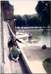 Thérèse Brenet sur le toit du chateau de Fontainebleu avec Michel Decoust pendant le concours pour le Prix de Rome, 1964"
